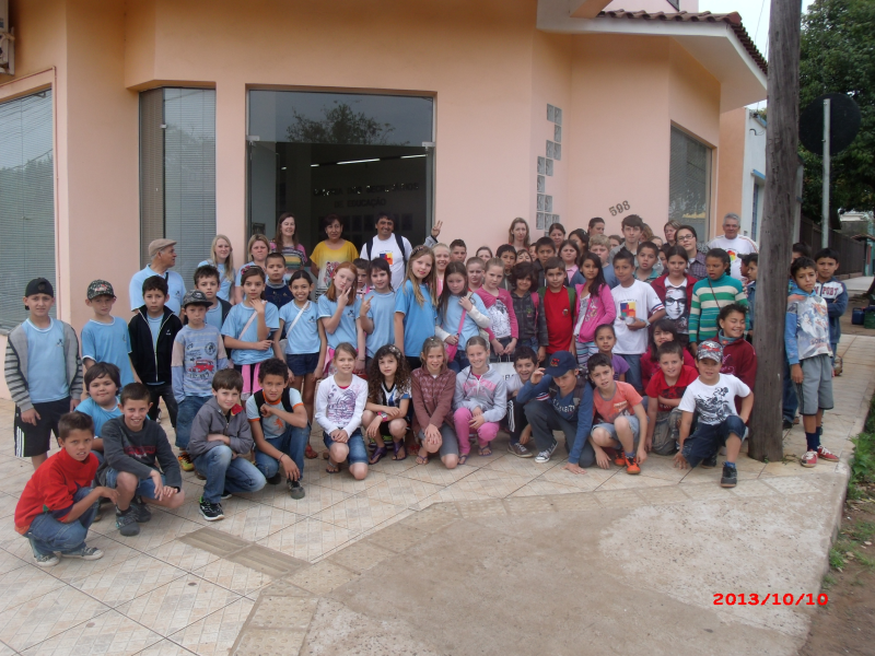 Alunos realizam passeio pelo município